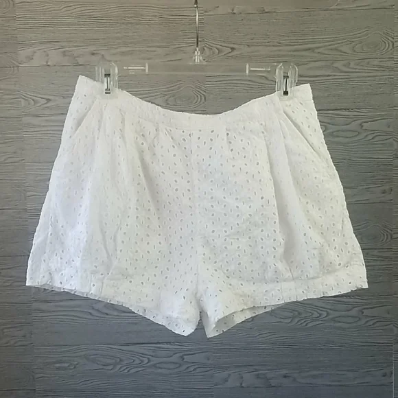 H&M // conscious collection white eyelet shorts - Picture 2 of 16